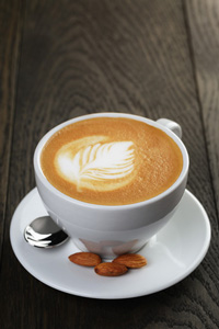 Eine Tasse Cappuccino auf einem Holztisch